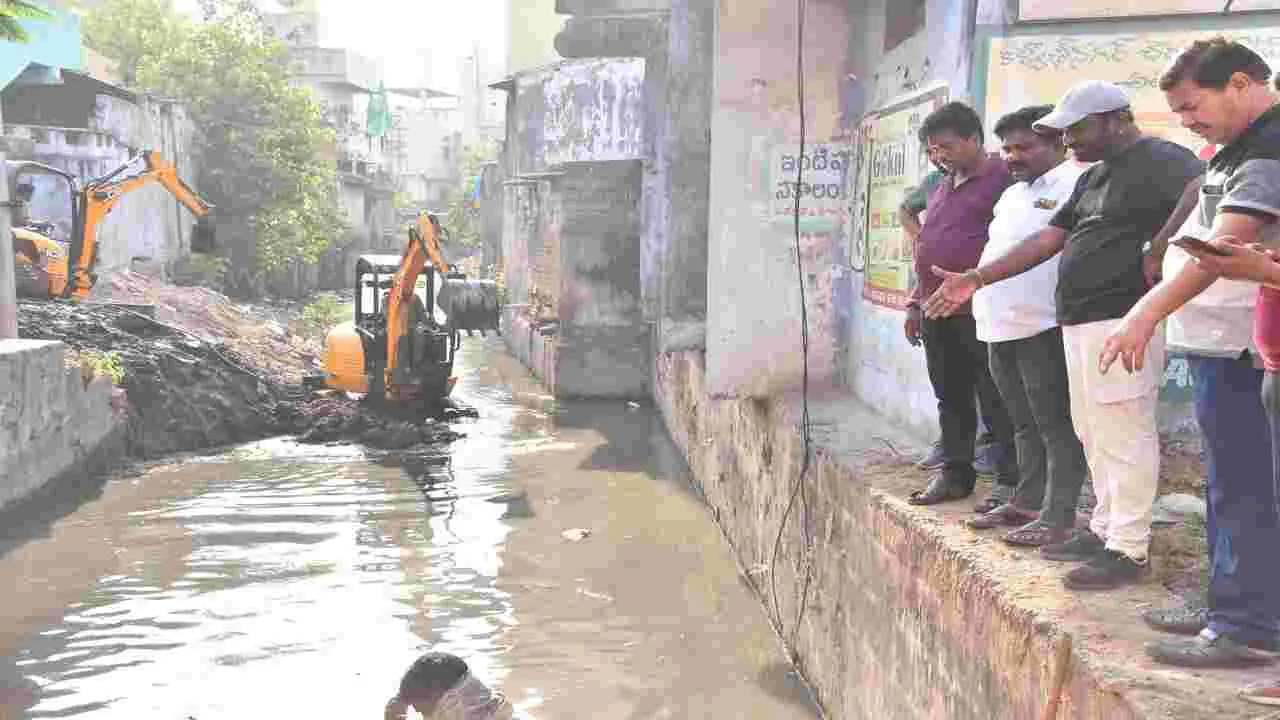 వాహనాలతో పూడికతీత.. నిధులు ఆదా