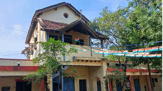 చెరువు పనులకు పోటాపోటీ