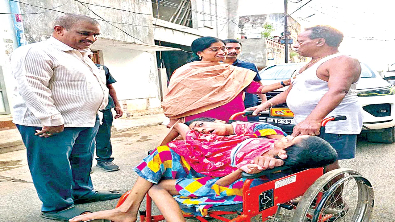 బాధితులను ఆదుకుంటాం