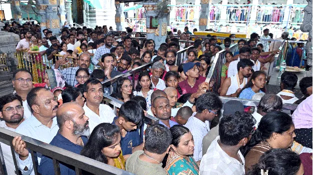 కాణిపాకంలో భక్తుల రద్దీ