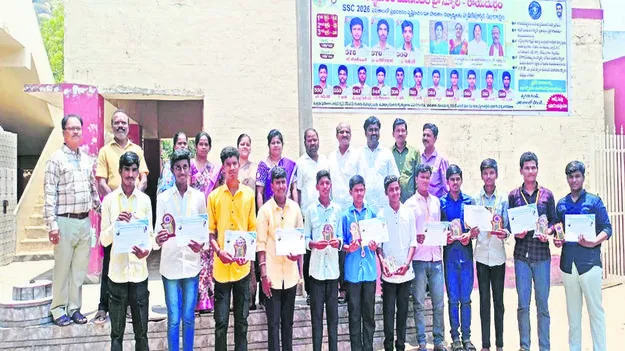 STUDENT: పదిలో ప్రతిభావంత విద్యార్థులకు సన్మానం