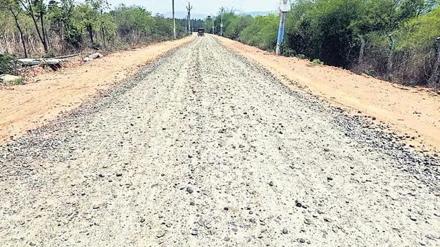 అసంపూర్తి దారితో అవస్థలు