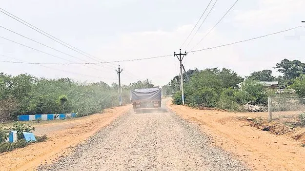 అసంపూర్తిగా రోడ్లు 