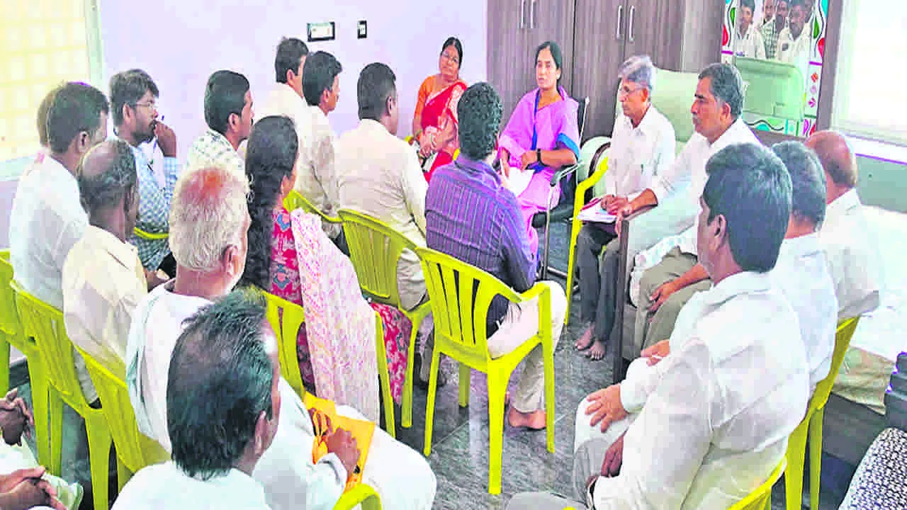 MLA SUNITHA: జలధారకు ప్రణాళికలు సిద్ధం చేయండి