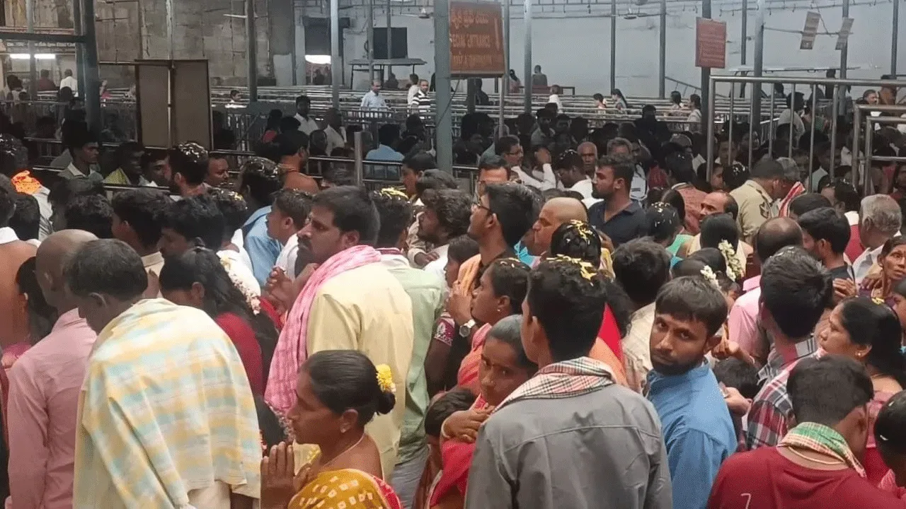 ముక్కంటి ఆలయంలో శనివారం భక్తుల రద్దీ