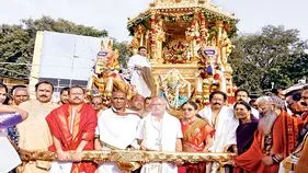 స్వర్ణరథంపై ఆది దంపతులు 