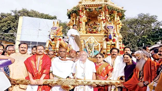 స్వర్ణరథంపై ఆది దంపతులు 
