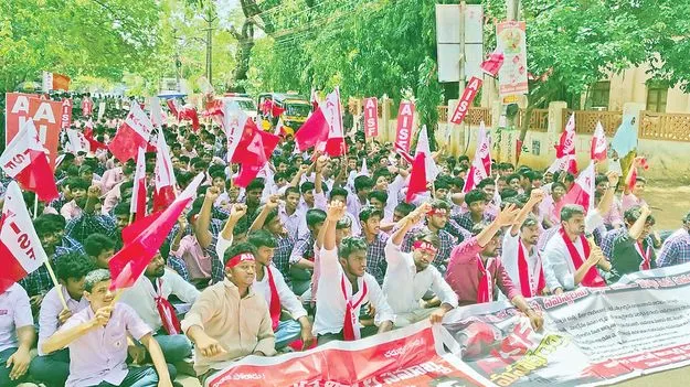 ఫీజు రీయింబర్స్‌మెంట్‌   బకాయిలు చెల్లించాలి..