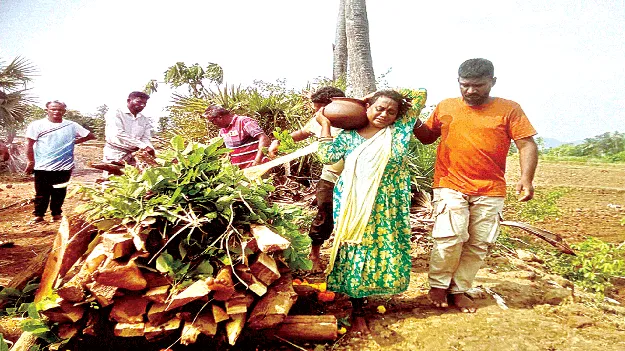 భర్తకు తలకొరివి పెట్టిన భార్య 
