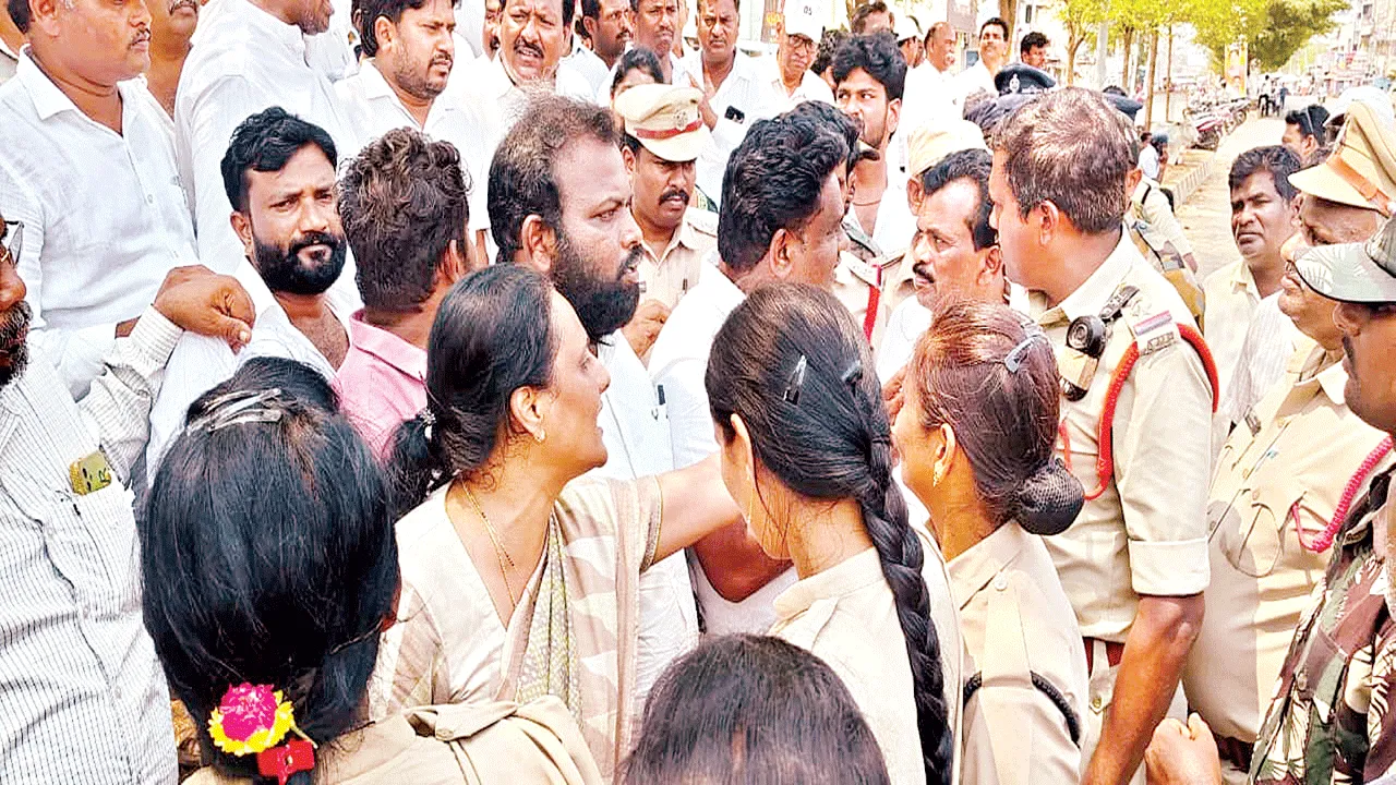 టెక్కలిలో వైసీపీ నేతల ఓవరాక్షన్‌