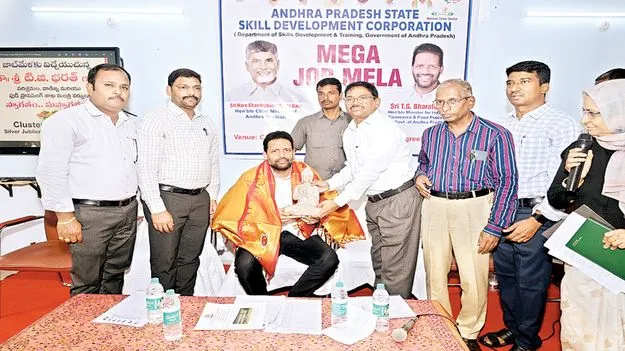 ఐదేళ్లలో 20లక్షల ఉద్యోగాలే లక్ష్యం