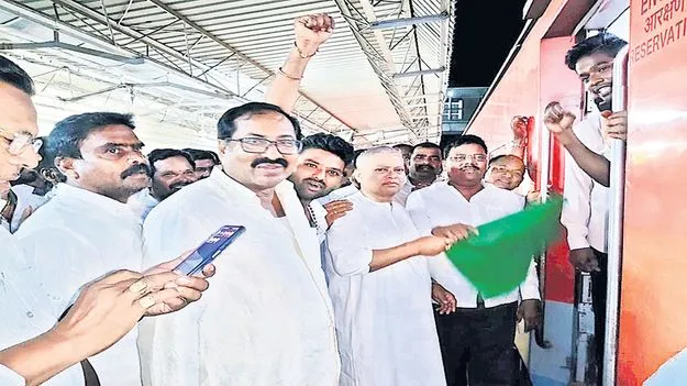 శ్రీకాకుళం- తిరుపతి హంసఫర్‌ రైలుకు ఎలమంచిలిలో హాల్ట్‌