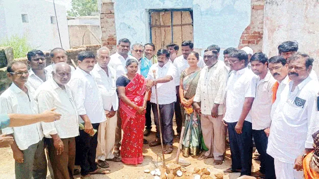 చెంచులందరికీ ఇందిరమ్మ ఇళ్లు