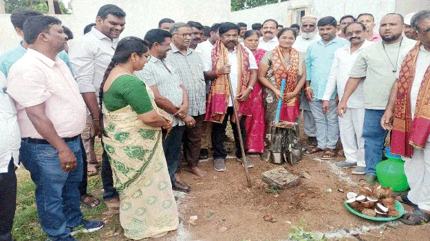 కమ్యూనిటీ భవన నిర్మాణానికి భూమి పూజ