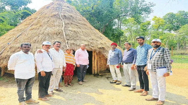 చెంచు పెంటను సందర్శించిన జనగణన అధికారుల బృందం 