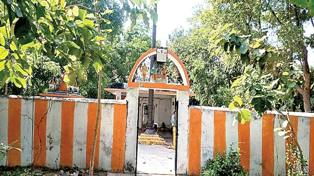 poor god 42 ఎకరాలున్నా..  నైవేద్యం కరువాయె