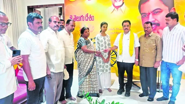 MLA: బాధిత కుటుంబానికి ఆర్థికసాయం
