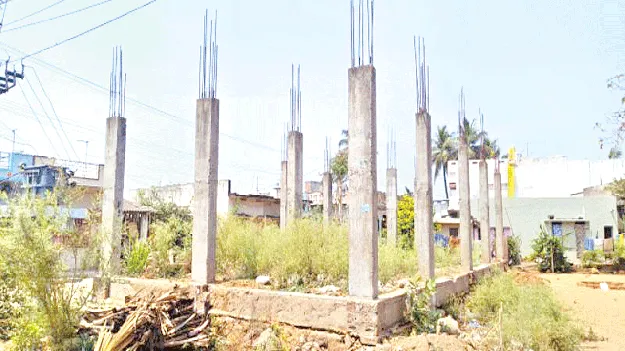 పిల్లర్లు వేశారు.. పనులు నిలిపివేశారు