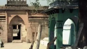 ఆలయాల శిథిలాలతోనే ఆ మసీదు నిర్మాణం