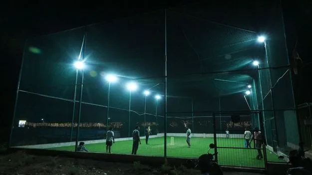 క్రేజీ గేమ్‌.. బాక్స్‌ క్రికెట్‌