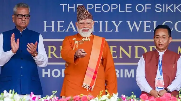 క్రికెట్‌ అకాడమీలను ప్రారంభించిన మోదీ