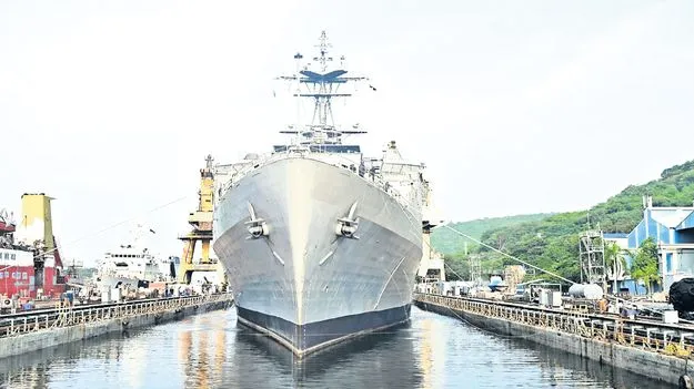 హెచ్‌ఎస్‌ఎల్‌ డ్రైడాక్‌కు అతి పెద్ద నౌక