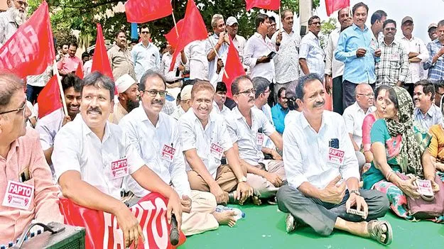 పీఆర్సీని అమలు చేయాలి 