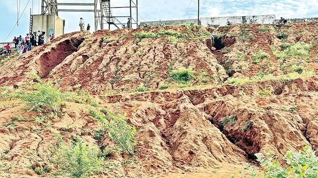 కుంగిపోయిన జీడీపీ మట్టి కట్ట