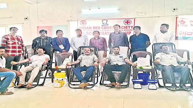 రక్త నిల్వలు తగ్గుముఖం