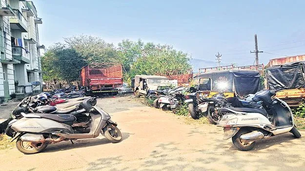 తుప్పు పడుతున్న  సీజ్‌ వాహనాలు