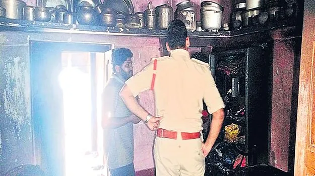 మొబైల్‌ ఫోన్‌ కొనివ్వలేదని...  ఇంటికి నిప్పు పెట్టిన ప్రబుద్ధుడు