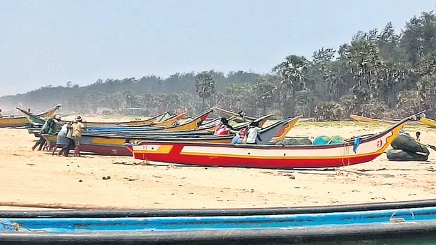 నేటి నుంచి చేపల వేటకు విరామం