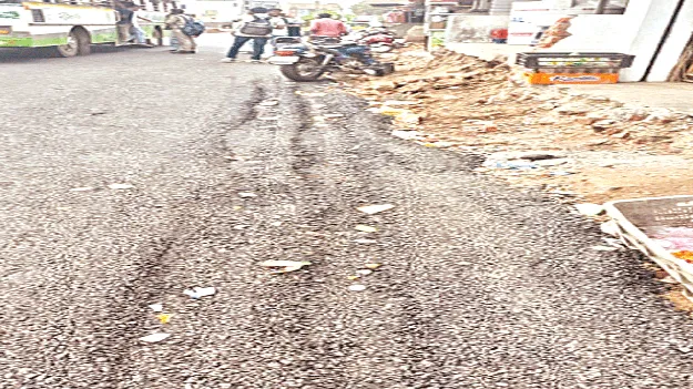  బీటీ రహదారి నిర్మాణంలో నాణ్యతా లోపం