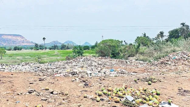 సంపద కేంద్రం వద్ద వ్యర్థాలు
