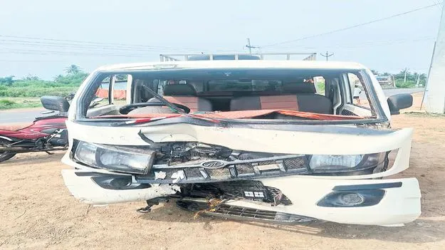 రోడ్డు ప్రమాదంలో నలుగురికి గాయాలు