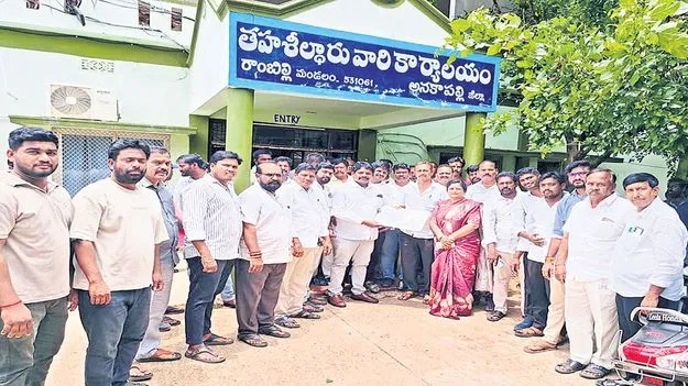 మాజీ ఎమ్మెల్యే ధర్మశ్రీ భూ ఆక్రమణ
