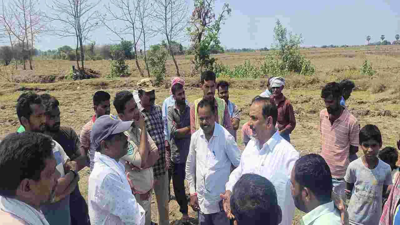 kumaram bheem asifabad- భూముల్లో కందకాల తవ్వకాలు నిలిపివేయాలి
