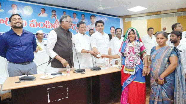 స్మార్ట్‌ రేషన్‌ కార్డులతో పేదలకు భరోసా