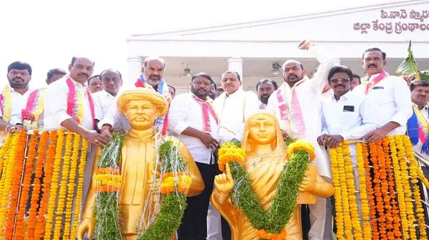 ఫూలే దంపతుల జీవితాలను స్ఫూర్తిగా తీసుకోవాలి