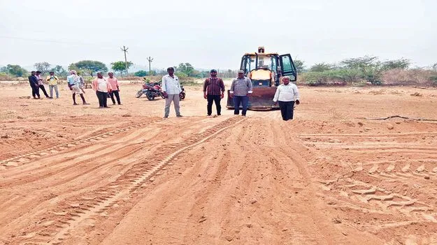 ఫిల్టర్‌ ఇసుక డంపులు నేలమట్టం