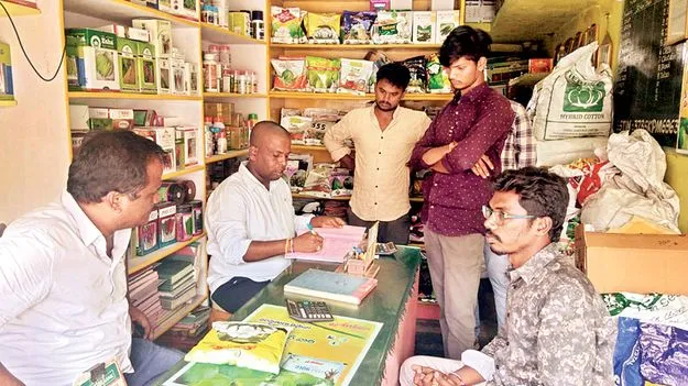 ఎరువుల దుకాణాల తనిఖీ