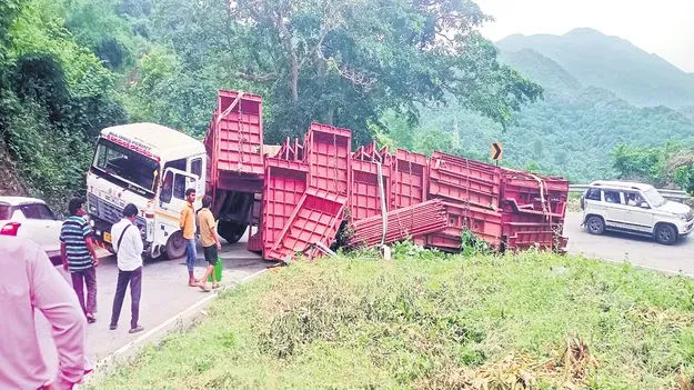 ఘాట్‌ రోడ్డులో స్తంభించిన ట్రాఫిక్‌