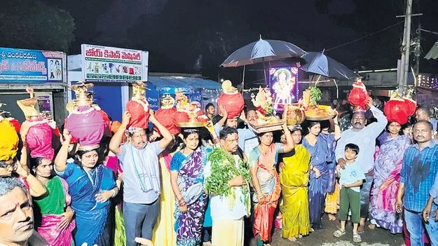 వైభవంగా ముత్యాలమ్మ జాతర