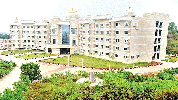 అంబేడ్కర్‌ వర్సిటీలో కొలువుల సందడి!