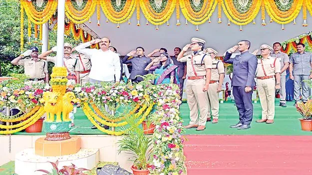 త్యాగధనుల స్ఫూర్తితో రాష్ట్రాభివృద్ధి