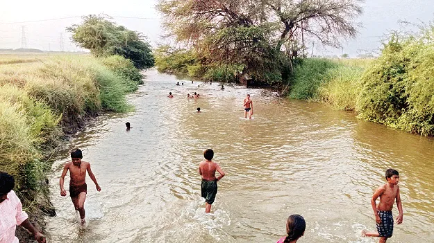విద్యార్థులకు రక్షణ కరువు