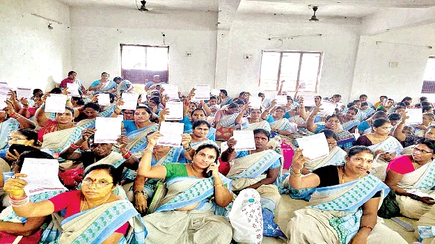 సమావేశంలో కరపత్రాలు ప్రదర్శిస్తారా?