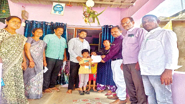 పిల్లలను ప్రభుత్వ పాఠశాలల్లో చేర్పించండి