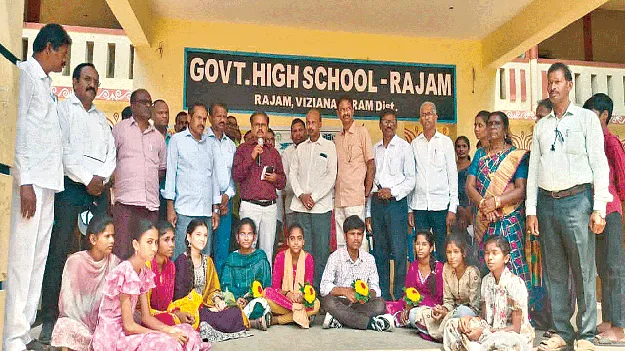 ప్రభుత్వ పాఠశాలలను బలోపేతం చేయాలి