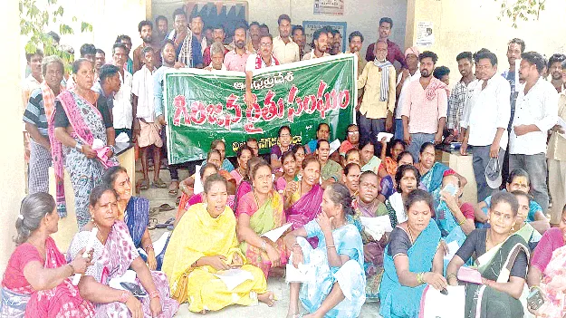 భూ హక్కు పత్రాలు మంజూరు చేయాలి